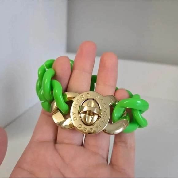 MARC BY MARC JACOBS Acrylic Turnlock Curb sz S - Picture 2 of 7